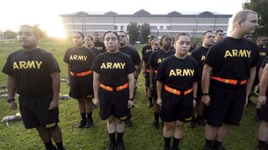 ARCHIVO - Estudiantes del nuevo curso de preparación del ejército de Estados Unidos firmes tras un entrenamiento de ejercicios físicos en Fort Jackson, en Columbia, Carolina del Sur, el 27 de agosto de 2022. (AP Foto/Sean Rayford, Archivo)