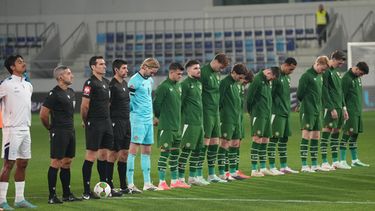 Jugadores de la selección de Irlanda inclinan la cabeza durante la entonación del himno nacional de Israel antes de un partido de fútbol de la Liga de Naciones de la UEFA entre la República de Irlanda e Israel en Backa Topola, Serbia, el 4 de octubre de 2026. (Foto AP/Darko Vojinovic)