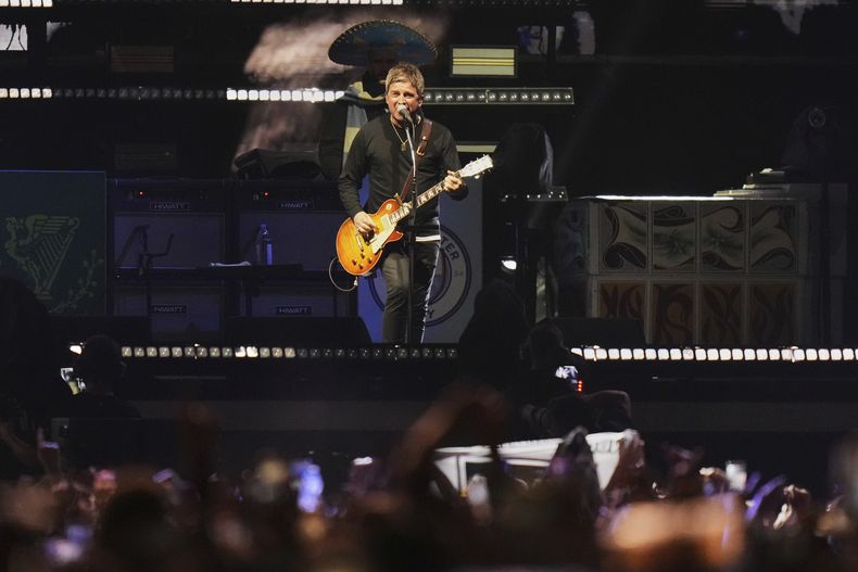 Noel Gallagher de Oasis se presenta durante su gira mundial en la Ciudad de México, el viernes 12 de septiembre de 2025. (Foto AP/Eduardo Verdugo)