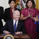 Biden firma ley contra crímenes de odio hacia asiáticos