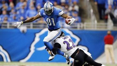 americateve | El cornerback Jimmy Smith (22), de los Ravens de Baltimore, derriba al wide receiver Calvin Johnson (81), de Lions de Detroit, en el tercer cuarto del juego de NFL en Detroit, el 16 de diciembre de 2013. Los Ravens ganaron 18-16. (Foto AP/Paul Sancya)
