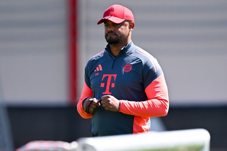 El técnico Vincent Kompany dirige un entrenamiento del Bayern Múnich previo al partido contra el Paris Saint-Germain en las semifinales de la Liga de Campeones, el lunes 27 de abril de 2026, en Múnich. (Sven Hoppe/dpa vía AP)