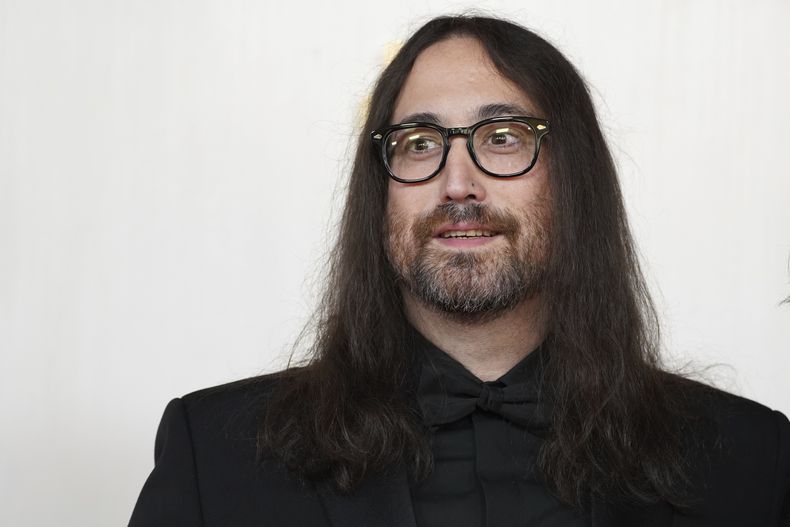 Sean Ono Lennon llega a los Oscar el domingo 10 de marzo de 2024 en el Teatro Dolby en Los Ángeles. (Foto Jordan Strauss/Invision/AP)