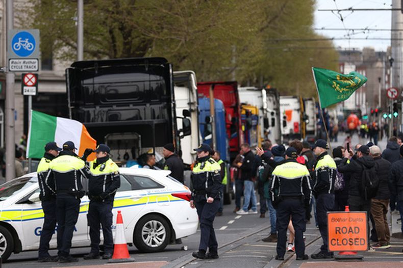 Varios tractores bloquean OConnell Street en el quinto día de la Protesta Nacional por el Combustible en Dublín, Irlanda, el sábado 11 de abril de 2026. (AP Foto/Peter Morrison)