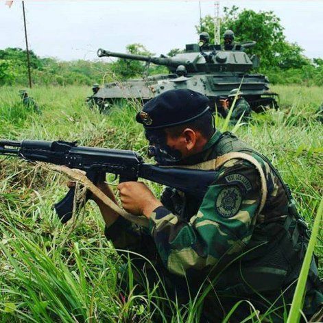 Comando de la 92 Brigada Caribe del Ejército venezolano junto a un tanque ligero FV 101 Scorpion 90 en una foto de 2018