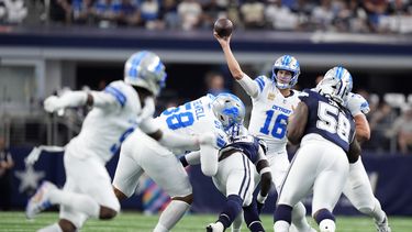 Jared Goff (16), quarterback de los Cowboys de Dallas, lanza un pase mientras Mazi Smith (58), de los Cowboys de Dallas, busca ponerle presión durante la primera mitad del partido de la NFL del domingo 13 de octubre de 2024, en Arlington, Texas. (AP Foto/LM Otero)