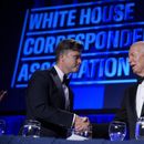 El presidente de Estados Unidos, Joe Biden, presenta a Colin Jost en la cena de la Asociación de Corresponsales de la Casa Blanca en el hotel Washington Hilton, el sábado 27 de abril de 2024 en Washington. (AP Foto/Manuel Balce Ceneta)