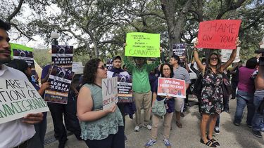 inmigrantes de miami protestan aval del alcalde a trump