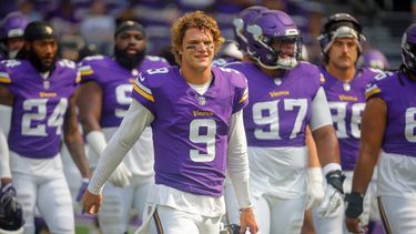 ARCHIVO - El quarterback J.J. McCarthy (9) de los Vikings de Minnesota previo a un juego de pretemporada contra los Ravens de Baltimore, el 22 de agosto de 2026, en Minneapolis. (AP Foto/Bruce Kluckhohn)