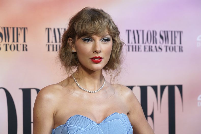 ARCHIVO - Taylor Swift llega al estreno mundial de la película del concierto Taylor Swift: The Eras Tour en Los Ángeles el 11 de octubre de 2023. El mensaje de Swift en Instagram alentando a sus 283 millones de seguidores a registrarse para votar fue nominado para un premio Webby al mejor creador. o categoría de influencer. (Foto AP/Chris Pizzello, archivo)