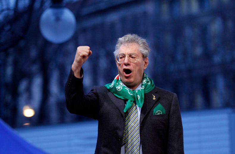 Umberto Bossi, líder de la Liga Norteña, en una marcha en Milán, Italia, el 25 de marzo del 2010. (AP foto/Luca Bruno)