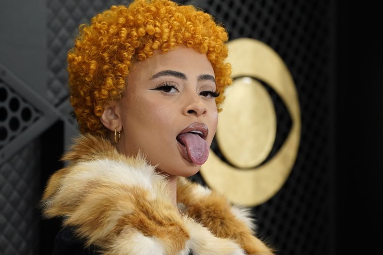 Ice Spice llega a la 66a entrega anual de los Grammy el domingo 4 de febrero de 2024 en Los Ángeles. (Foto Jordan Strauss/Invision/AP)