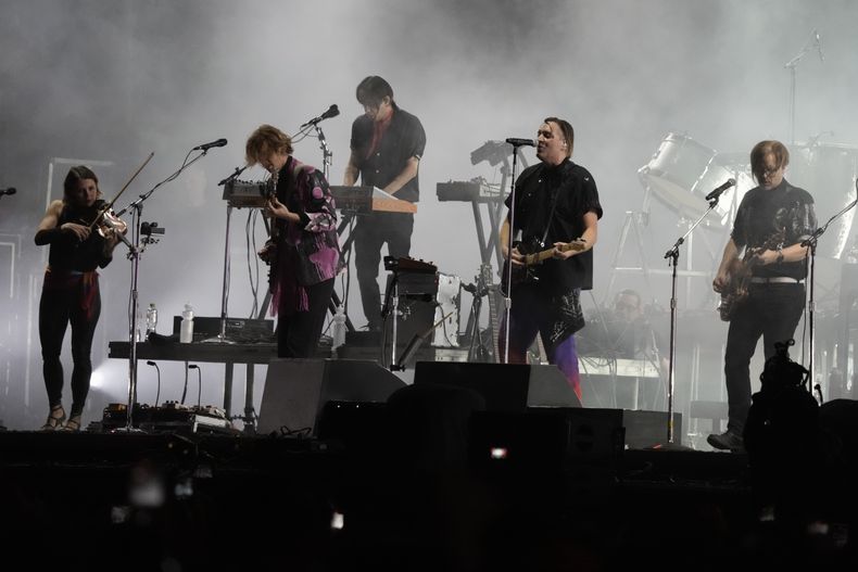 Arcade Fire durante su concierto en el festival Corona Capital de la Ciudad de México el viernes 17 de noviembre de 2023. (Foto AP/Eduardo Verdugo)