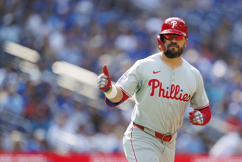 El bateador de los Filis de Filadelfia Kyle Schwarber hace un gesto tras batear un jonrón en la primera entrada del encuentro ante los Azulejos de Toronto el miércoles 4 de septiembre del 2024. (Cole Burston/The Canadian Press via AP)