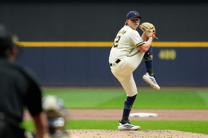Kyle Harrison, de los Cerveceros de Milwaukee, lanza en el duelo ante los Piratas de Pittsburgh, el miércoles 5 de agosto de 2026 (AP Foto/Aaron Gash)