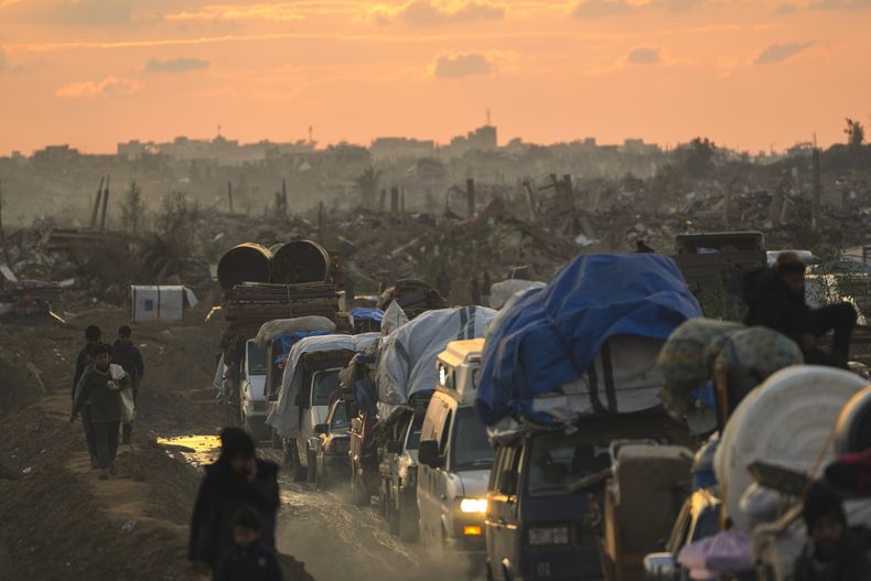 Autos de palestinos desplazados esperan para pasar un control de seguridad en el corredor de Netzarim, mientras van desde el centro de Gaza a sus casas en la zona norte de la Franja, el 10 de febrero de 2025. (AP Foto/Abdel Kareem Hana)