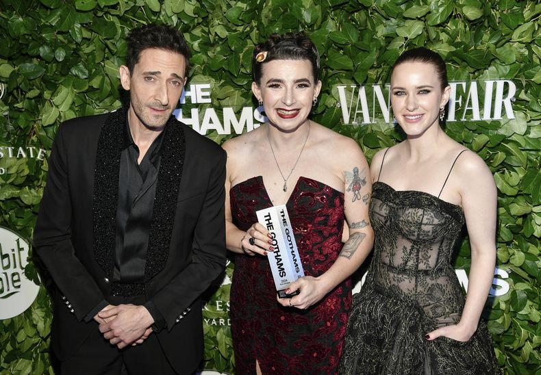 La directora Vera Drew, centro, posa con el premio al director revelación por The Peoples Joker con los actores Adrien Brody, izquierda, y Rachel Brosnahan durante los Premios Gotham en Cipriani Wall Street el lunes 2 de diciembre de 2024 en Nueva York. (Foto Evan Agostini/Invision/AP)