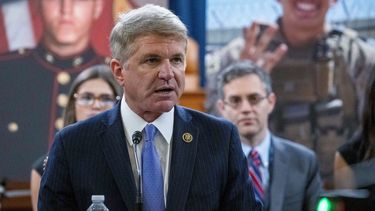 El representante republicano Michael McCaul, titular de la Comisión de Asuntos Exteriores de la Cámara de Representantes, en una audiencia en el Congreso en Washington el 29 de agosto de 2023. (Foto AP/Alex Brandon)
