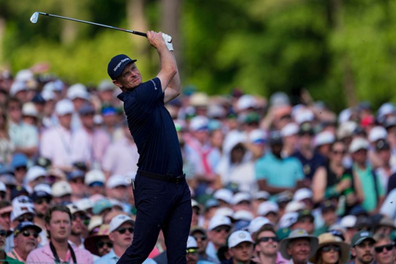 El británico Justin Rose observa su tee durante la cuarta ronda del Masters de Augusta el domingo 12 de abril del 2026. (AP Foto/Gerald Herbert)