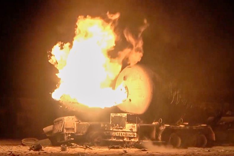 Foto tomada de video entregado por el canal de televisión Al Masirah que muestra a un camión tanquero en llamas tras un bombardeo estadounidense en el puerto petrolero de Ras Isa en Hodeida, Yemen, el 18 de abril del 2025.( Al Masirah TV via AP)