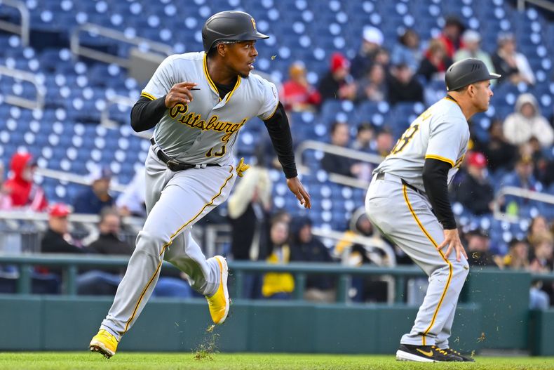 KeBryan Hayes de los Piratas de Pittsburgh se dirige al plato en un sencillo remolcador de dos carreras de Rowdy Tellez en el encuentro ante los Nacionales de Washington el jueves 4 de abril del 2024. (AP Foto/John McDonnell)
