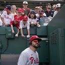 Kyle Schwarber de los Filis de Filadelfia entrevistado tras la victoria ante los Nacionales de Washington, el domingo 4 de junio de 2023, en Washington. (AP Foto/Patrick Semansky)