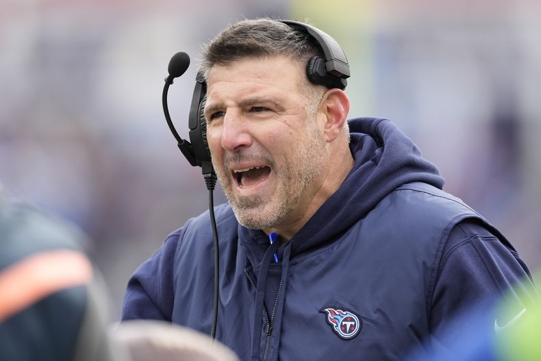 El entrenador en jefe de los Titans de Tennessee Mike Vrabel durante el partido contra los Jaguars de Jacksonville, el domingo 7 de enero de 2024, en Nashville. (AP Foto/George Walker IV)