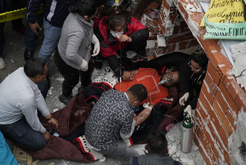 El educador Patricio Molina, que ha permanecido cinco días en huelga de hambre, es atendido por paramédicos dentro de la sede sindical de profesores, antes de ser trasladado a una clínica, en La Paz, Bolivia, el viernes 5 de mayo de 2023. Tres representantes de la educación pública iniciaron una huelga de hambre el 1 de mayo, tras dos meses de protestas contra el gobierno en demanda de mayor presupuesto para educación pública y en reclamo por el currículum educativo. (AP Foto/Juan Karita)