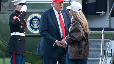 El presidente Donald Trump habla con la primera dama Melania Trump luego de que ambos descendieron del helicóptero Marine One a su llegada a la Casa Blanca, el domingo 5 de octubre de 2025, en Washington. (AP Foto/Manuel Balce Ceneta)