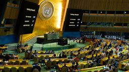 La Asamblea General de la ONU al votar a favor de condenar el embargo estadounidense a Cuba, el 28 de octubre del 2026. (AP foto/Seth Wenig)