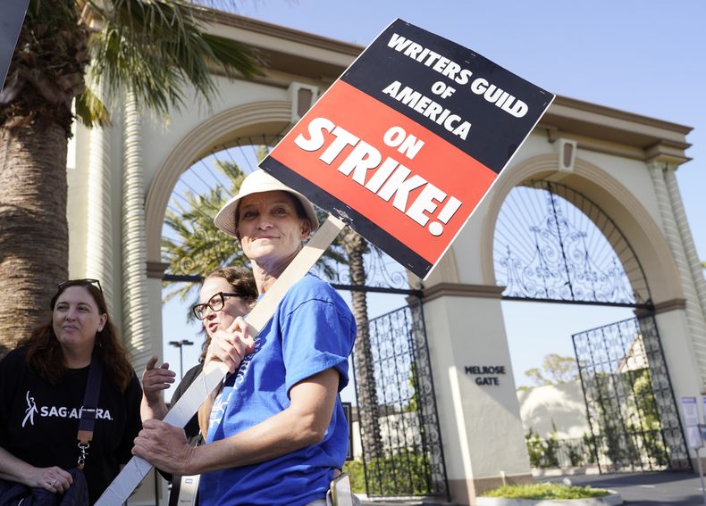 ARCHIVO - Meredith Stiehm, presidenta de la rama oeste del Sindicato de Guionistas de Estados Unidos, durante una protesta frente al estudio de Paramount Pictures, el lunes 8 de mayo de 2023, en Los Ángeles. (Foto AP/Chris Pizzello, archivo)