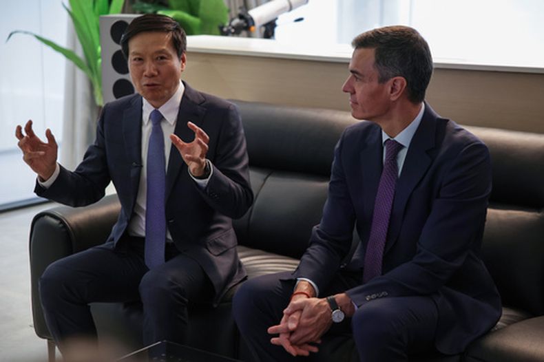 El fundador de Xiaomi Lei Jun, a la izquierda, y el presidente del gobierno español, Pedro Sánchez, en la sede de Xiaomi en Beijing, el lunes 13 de abril de 2026. (Andres Martinez Casares/Pool Foto via AP)