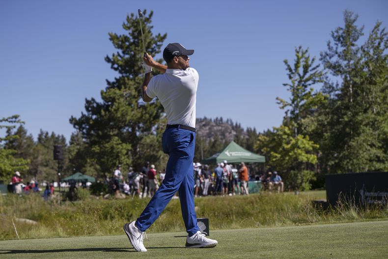 Stephen Curry realiza su tiro de salida el viernes 14 de julio de 2023, durante el torneo de golf de celebridades Amerian Century Championship en Stateline, Nevada (Héctor Amezcua/The Sacramento Bee via AP)