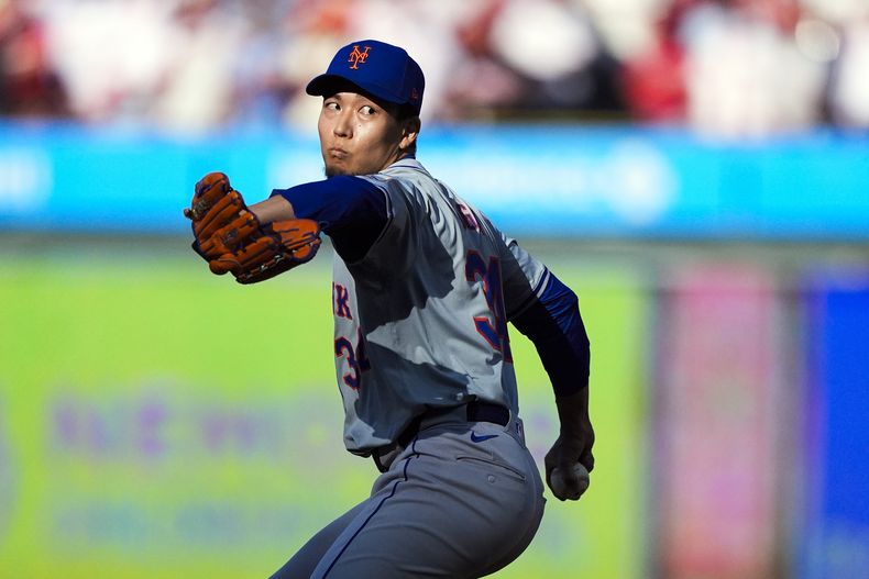 Kodai Senga de los Mets de Nueva York lanza en la primera entrada del juego 1 de la serie divisional de la Liga Nacional ante los Filis de Filadelfia el sábado 5 de octubre del 2024. (AP Foto/Chris Szagola)