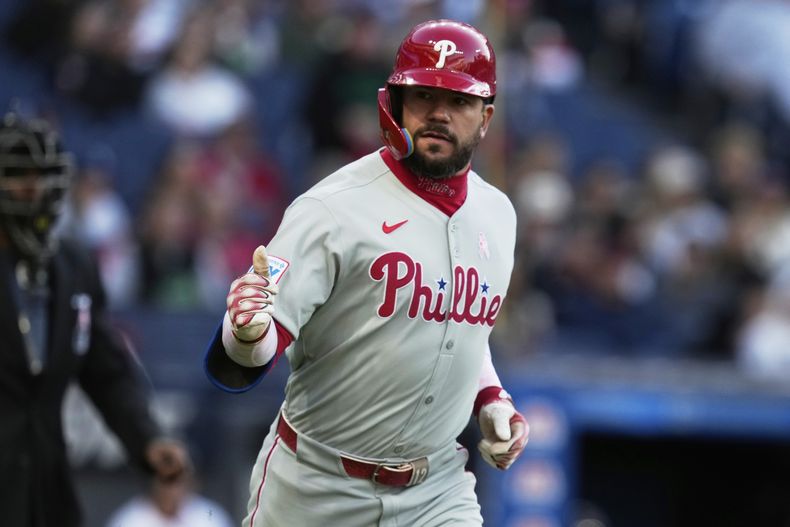 Kyle Schwarber, de los Filis de Filadelfia, hace un gesto hacia el dugout mientras corre hacia la primera base con un jonrón en la segunda entrada de un juego de béisbol contra los Guardianes de Cleveland en Cleveland, el domingo 11 de mayo de 2025. (AP Foto/Sue Ogrocki)
