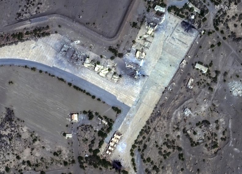 Esta imagen satelital del viernes 12 de enero de 2024 suministrada por Maxar Technologies muestra refugios destruidos en el aeropuerto de Al Hudaydah, en Yemen. (Maxar Technologies vía AP)