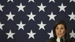 La aspirante a la candidatura republicana a la presidencia y exembajadora ante Naciones Unidas Nikki Haley habla en un acto de campaña el sábado 13 de enero de 2024 en Iowa City, Iowa. (AP Foto/Abbie Parr)