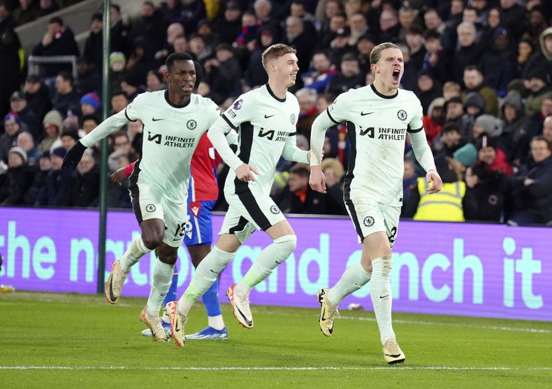Conor Gallagher celebra tras anotar el primer gol de Chelsea en la victoria 3-1 ante Crystal Palace en la Liga Premier, el lunes 12 de febrero de 2024. (John Walton/PA vía AP)