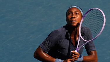 Coco Gauff, de Estados Unidos, observa una pelota de devolución hacia su compatriota Kayla Day durante un partido de tenis del Abierto de Canadá en Toronto el miércoles 5 de agosto de 2026. (Chris Young/The Canadian Press vía AP)