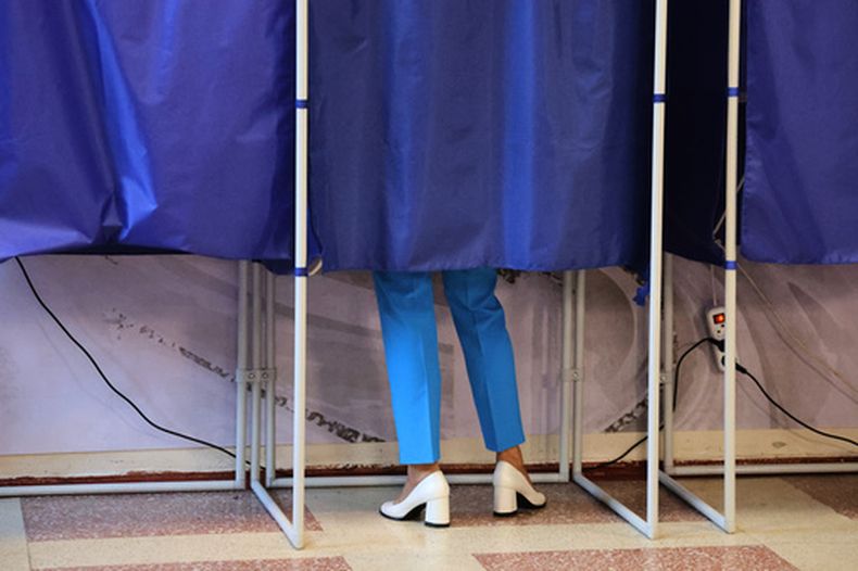 Una votante prepara su boleta durante las elecciones parlamentarias rusas en Donetsk, en la zona controlada por Rusia de la región de Donetsk, Ucrania, el viernes 18 de septiembre de 2026. (AP Foto)