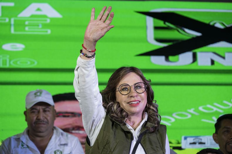 Sandra Torres, candidata presidencial del partido Unidad Nacional de la Esperanza, saluda a sus seguidores durante un acto de campaña en Santa Catarina Pinula, Guatemala, el sábado 17 de junio de 2023. (AP Foto/Moisés Castillo)