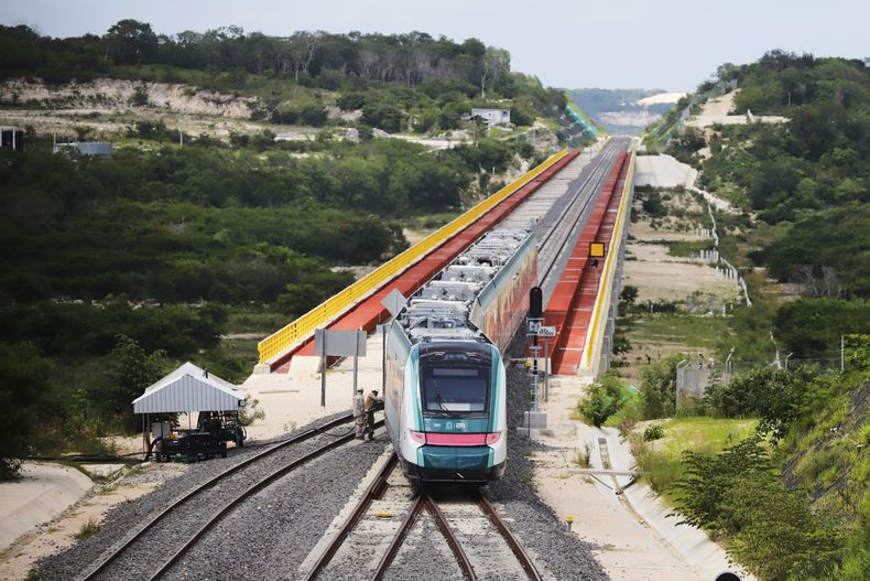 El Tren Maya llega a la estación en Campeche, México, el jueves 14 de agosto de 2025. (AP Foto/Martín Zetina)