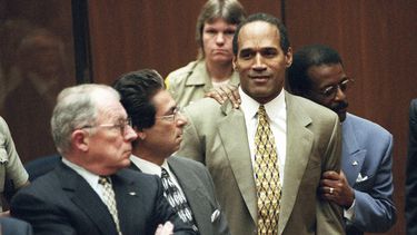 ARCHIVO - En esta fotografía de archivo del 3 de octubre de 1995, el abogado Johnnie Cochran Jr. sostiene a O.J. Simpson mientras se lee el veredicto de no culpabilidad en una sala del tribunal de Los Ángeles durante su juicio en Los Ángeles. Los abogados defensores F. Lee Bailey, izquierda, y Robert Kardashian miran. O.J. Simpson, el laureado astro del fútbol americano y actor de Hollywood que fue absuelto de los cargos de doble asesinato de su exesposa y su amigo, pero luego declarado responsable en un juicio civil aparte, ha fallecido. Tenía 76 años. (Myung J. Chun/Los Angeles Daily News via AP, Pool, archivo)