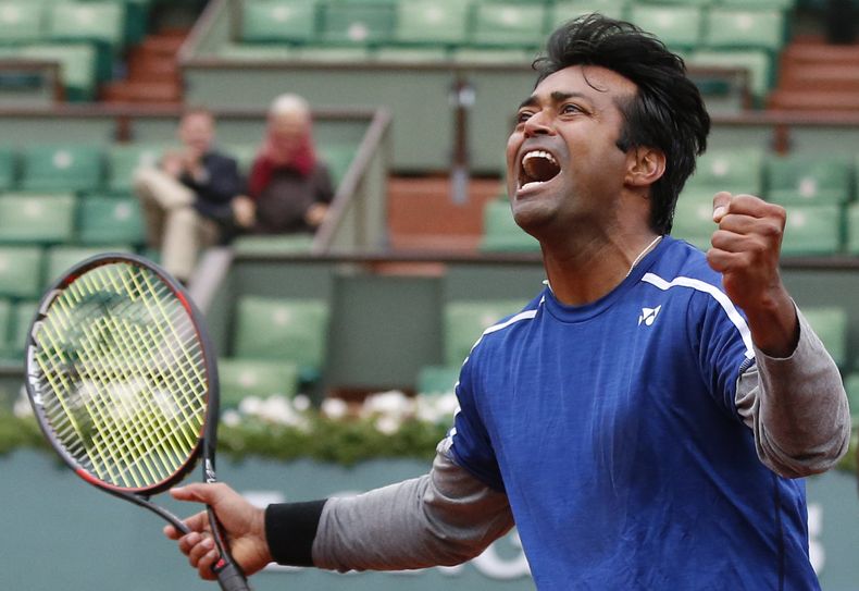 ARCHIVO - En esta foto del 3 de junio de 2016, el indio Leander Paes celebra durante el partido junto a Martina Hingis en la final de dobles mixtos del Abierto de Francia. (AP Foto/Alastair Grant)