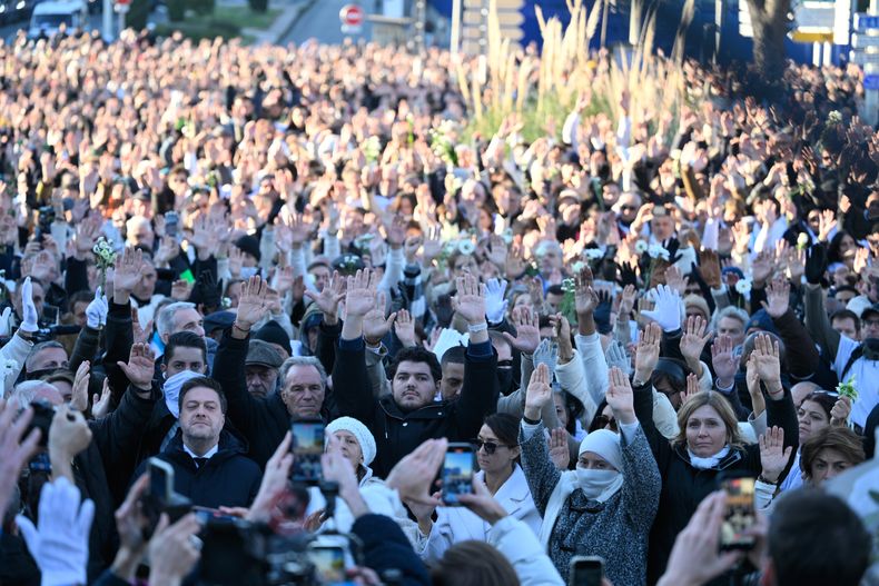 Amine Kessaci, centro, asiste junto con su madre a una concentración en homenaje a su hermano Mehdi Kessaci en la rotonda donde fue asesinado, y para protestar contra el narcotráfico, en Marsella, sur de Francia, el sábado 22 de noviembre de 2025. (Foto AP/Philippe Magoni)