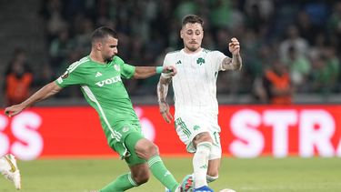 Mahmoud Jaber (izquierda) defensa del Maccabi Haifa, y Daniel Mancini del Panathinaikos disputan el baalón durante un partido de la Liga Europa de la UEFA, en Haifa, Israel, el martes 5 de octubre de 2023. (AP Foto/Ohad Zwigenberg)
