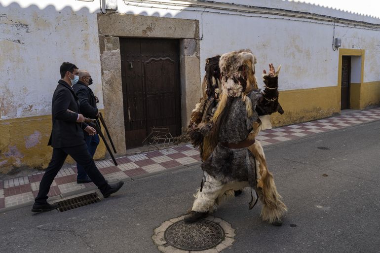 AP FOTOS: Las Carantoñas regresan a pueblo español