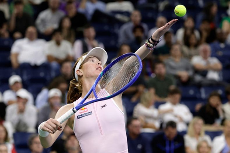ARCHIVO - Maya Joint, de Australia, saca frente a Amanda Anisimova, de Estados Unidos, durante la segunda ronda del Abierto de Estados Unidos, el 28 de agosto de 2025, en Nueva York. (AP Foto/Adam Hunger, Archivo)