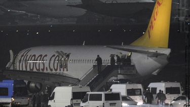 americateve | Pasajeros de un avi&oacute;n de la aerol&iacute;nea privada turca Pegasus salen del aparato en el Aeropuerto Sabiha Gokcen en Estambul, Turqu&iacute;a, el viernes 7 de febrero de 2014. (Foto AP/Emrah Gurel)