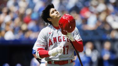 Shohei Ohtani de los Angelinos de Los Ángeles durante un turno al bate contra los Azulejos de Toronto, el domingo 30 de julio de 2023. (Cole Burston/The Canadian Press vía AP)